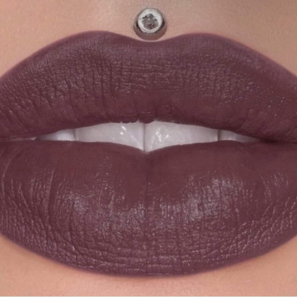 Jeffree Star Velvet Lipstick - Rich Red